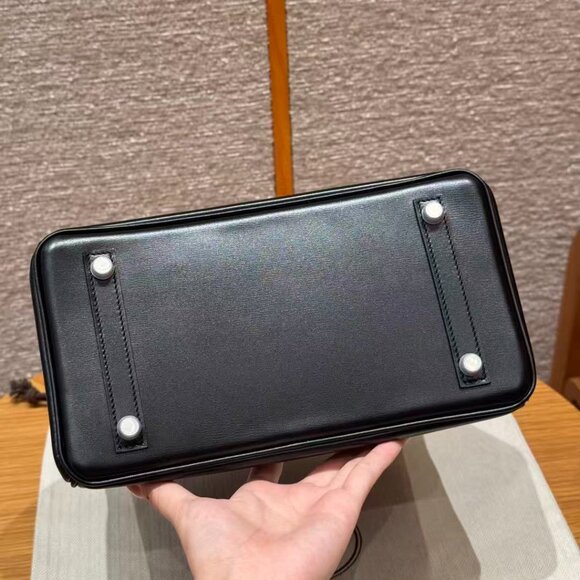 Classic Hermes Bag: A Stylish and Versatile Choice for Elegance - Picture 6 of 6